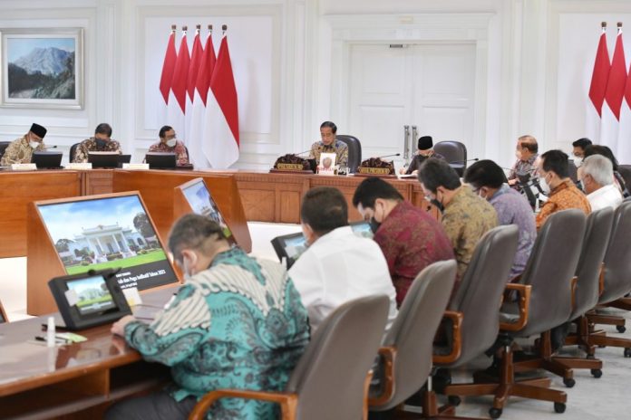 FOTO:Presiden Jokowi memimpin Ratas mengenai Rancangan Rencana Kerja Pemerintah dan Pagu Indikatif Tahun 2023, di Kantor Presiden, Jakarta, Kamis (14/04/2022). (Foto: Humas Setkab/Rahmat)