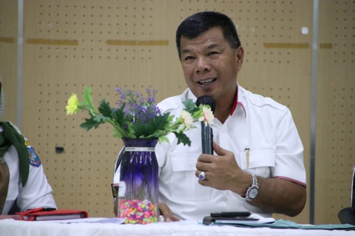 FOTO: Bupati Bulukumba Muchtar Ali Yusuf saat memberi pengarahan ke Tenaga Kesehatan Rumah Sakit Umum Daerah (RSUD) H. Andi Sulthan Daeng Radja. Rabu, (13/4).