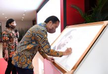 INA dan BUMN Lakukan Penandatangan Perjanjian Induk Senilai Rp39 triliun lebih FOTO: Presiden Jokowi memberikan Penandatanganan Perjanjian oleh Indonesia Investment Authorithy (INA) di Gedung Djuanda I, Kantor Kementerian Keuangan, Jakarta pada Kamis (14/04/2022). (Foto: BPMI Setpres)