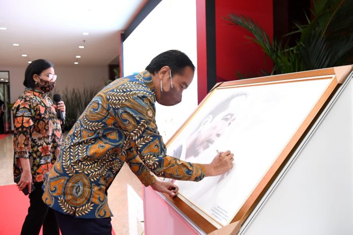 FOTO: Presiden Jokowi memberikan Penandatanganan Perjanjian oleh Indonesia Investment Authorithy (INA) di Gedung Djuanda I, Kantor Kementerian Keuangan, Jakarta pada Kamis (14/04/2022). (Foto: BPMI Setpres)