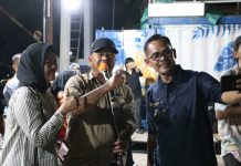 Bupati Andi Utta Jamu Peserta Kepemimpinan Nasional di Tanjung Bira FOTO: Peserta lokus Visitasi peserta Kepemimpinan Nasional (VKN) Tingkat II yang diselenggarakan oleh Puslatbang KMP LAN-RI Makassar saat swa foto selfi bersama Bupati Bulukumba di Pantai Bira.