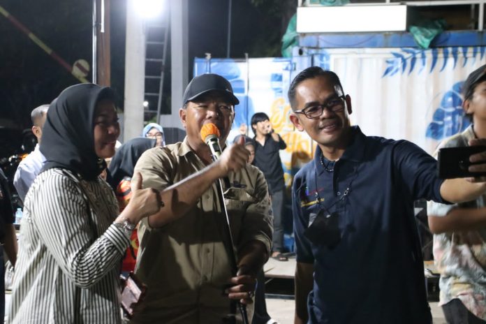 FOTO: Peserta lokus Visitasi peserta Kepemimpinan Nasional (VKN) Tingkat II yang diselenggarakan oleh Puslatbang KMP LAN-RI Makassar saat swa foto selfi bersama Bupati Bulukumba di Pantai Bira.