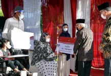 Wapres Berikan Bansos Bagi Anak yang Memerlukan Perlindungan Khusus FOTO: Wapres Ma’ruf Amin menyerahkan bansos kepada masyarakat di LRSAMPK Darussa’adah, Aceh Besar, Kamis (14/02/2022). (Foto: BPMI Setwapres)