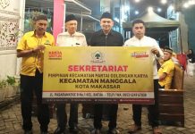 Safari Ramadhan, Ismmo: Bismillah Pimcam Manggala Siap Menangkan Partai Golkar di Pemilu 2024 FOTO: Kiri Sarifuddin (Sekertaris Pimcam), Irianto Ahmad (Sekertaris) DPD II Golkar Makassar, H. Munafri Arifuddin (Ketua) dan Paling Kanan Ismail Mooduto (Pimcam Manggala). Kamis, (14/4)