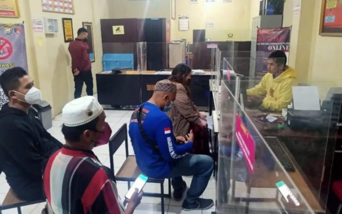 FOTO: Riski Amelia alias Kiki saat melapor Irfan Wijaya di Polres Gowa