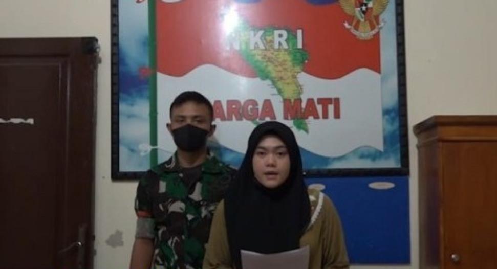 FOTO: Annisa Rahmania bersama Pratu (Prajurit Satu) Gilang Rinaldi, anggota Batalyon Infanteri (Yonif) 117/Ksatria Yudha (KY) saat menyampaikan permohonan maafnya.