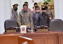 Pemerintah Pertajam DAK Tahun 2023 untuk Pembangunan Daerah FOTO: Presiden Jokowi didampingi Wapres Ma’ruf Amin dan Seskab Pramono Anung memasuki ruang Ratas, di Kantor Presiden, Jakarta, Kamis (14/04/2022). (Foto: Humas Setkab/Rahmat)