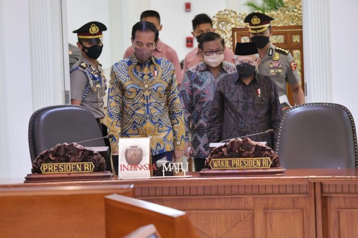 FOTO: Presiden Jokowi didampingi Wapres Ma’ruf Amin dan Seskab Pramono Anung memasuki ruang Ratas, di Kantor Presiden, Jakarta, Kamis (14/04/2022). (Foto: Humas Setkab/Rahmat)