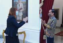 Di Istana Merdeka, Presiden Jokowi Terima Rektor Monash University Indonesia FOTO: Presiden Jokowi menerima kedatangan Rektor Monash University Indonesia Prof. Andrew MacIntyre, di Istana Merdeka, Jakarta, Kamis (14/04/2022). (Foto: BPMI Setpres/Kris)