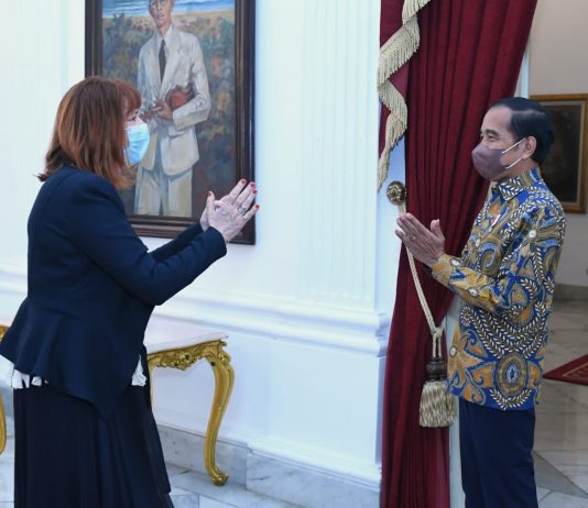 Di Istana Merdeka, Presiden Jokowi Terima Rektor Monash University Indonesia FOTO: Presiden Jokowi menerima kedatangan Rektor Monash University Indonesia Prof. Andrew MacIntyre, di Istana Merdeka, Jakarta, Kamis (14/04/2022). (Foto: BPMI Setpres/Kris)