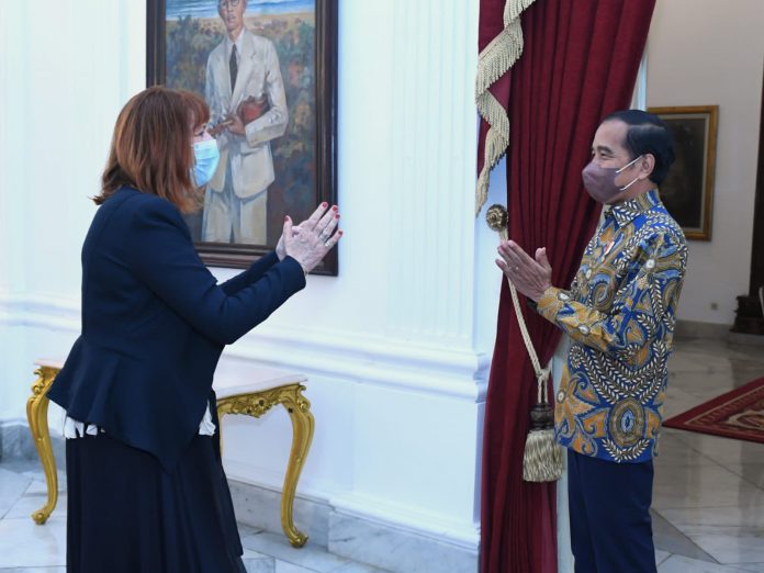 FOTO: Presiden Jokowi menerima kedatangan Rektor Monash University Indonesia Prof. Andrew MacIntyre, di Istana Merdeka, Jakarta, Kamis (14/04/2022). (Foto: BPMI Setpres/Kris)