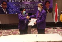 Pengurus Besar Persatuan Dokter Gigi Indonesia Baru Dilantik FOTO: drg Usman Sumantri, ketua terpilih pada kongres PDGI di Balikpapan 17-19 Maret 2022 menerima serah terima jabatan dari drg Hananto Seno PB PDGI periode 2022-2025 serta melantik 125 Pengurus Besar baru yang terdiri dari dokter gigi seluruh Indonesia