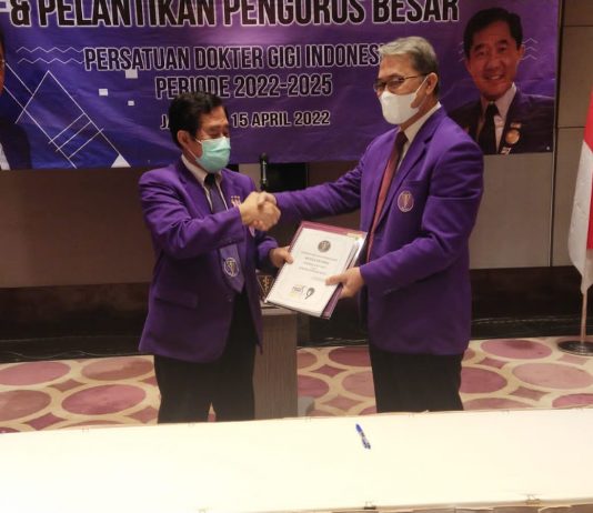 Pengurus Besar Persatuan Dokter Gigi Indonesia Baru Dilantik FOTO: drg Usman Sumantri, ketua terpilih pada kongres PDGI di Balikpapan 17-19 Maret 2022 menerima serah terima jabatan dari drg Hananto Seno PB PDGI periode 2022-2025 serta melantik 125 Pengurus Besar baru yang terdiri dari dokter gigi seluruh Indonesia