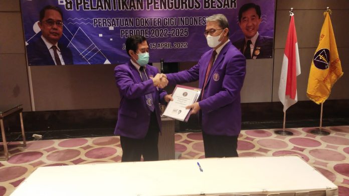 FOTO: drg Usman Sumantri, ketua terpilih pada kongres PDGI di Balikpapan 17-19 Maret 2022 menerima serah terima jabatan dari drg Hananto Seno PB PDGI periode 2022-2025 serta melantik 125 Pengurus Besar baru yang terdiri dari dokter gigi seluruh Indonesia