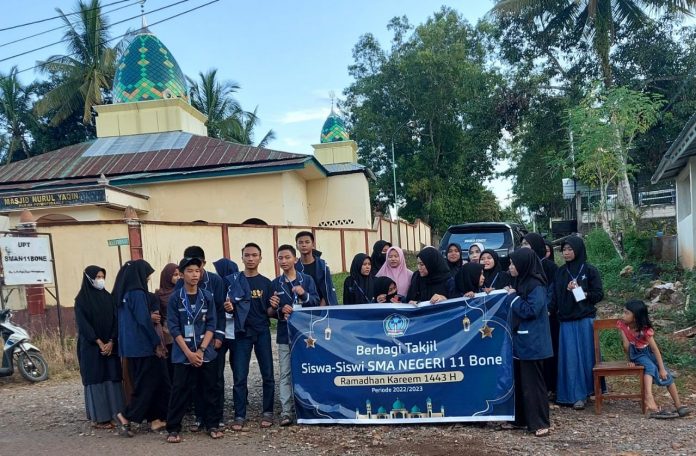 FOTO: Organisasi yang Terhimpun Dalam OSIS SMAN 11 Bone Libureng Berbagi Takjil. Sabtu, (16/4)