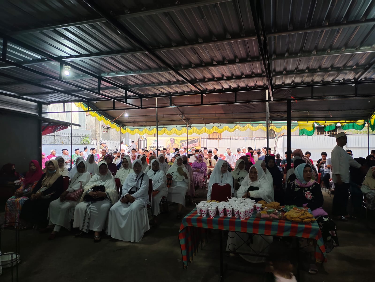 FOTO: Warga padati kegiatan safari ramadhan DPD II Partai Golkar di kediaman H. Muh. Idris Leo, Sabtu (16/4)