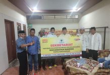 Safari Ramadhan DPD Partai Golkar Makassar di Mamarita FOTO: Sekertaris DPD II Partai Golkar Makassar, Irianto Ahmad saat menyerahkan papan sekertariat partai kepada Pimcam Mariso Herry Deng Emba. Sabtu, (16/4)