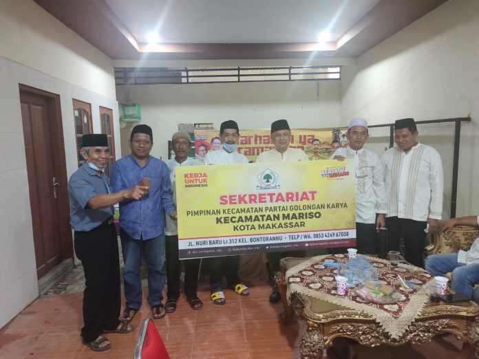 FOTO: Sekertaris DPD II Partai Golkar Makassar, Irianto Ahmad saat menyerahkan papan sekertariat partai kepada Pimcam Mariso Herry Deng Emba. Sabtu, (16/4)