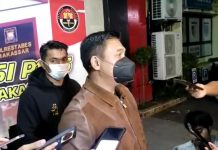 Kasus Penembakan Maut di Makassar, Kapolrestabes: Motif Cinta Segi Tiga FOTO: Kapolrestabes Makassar Kombes Pol Budhi Haryanto, SIK, MH di depan wartawan, Sabtu (16/04/2022) malam di Mapolrestabes Makassar.