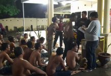 Polsek Manggala Grebeg Pesta Miras di Tamangapa FOTO: Hasil tangkapan personil Polsek Manggala para pelaku pesta miras di Tamangapa, Makassar. Sabtu, (16/4)