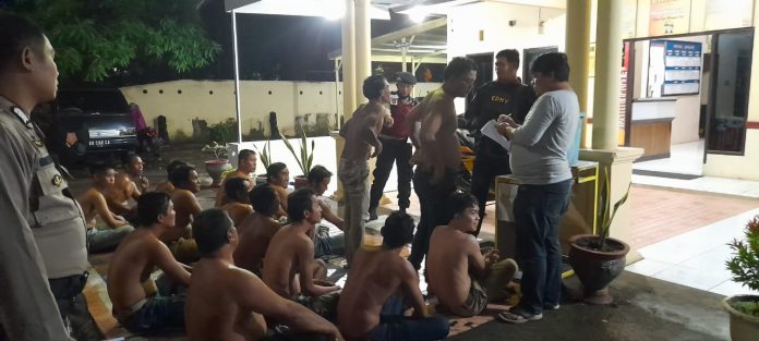 FOTO: Hasil tangkapan personil Polsek Manggala para pelaku pesta miras di Tamangapa, Makassar. Sabtu, (16/4)