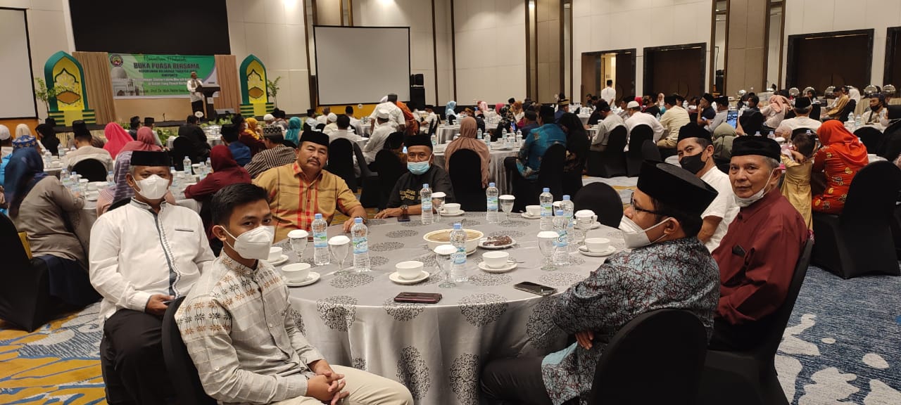 FOTO: Pengurus Pusat KKT dan warga asal kabupaten Jeneponto saat menghadiri kegiatan buka puasa bersama di Phinisi 2 Balroom Hotel Claro Makassar. Ahad, (17/4)