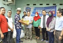 AAS Bantu Korban Kebakaran di Makassar, ini Kata Pengamat Politik Profetik Institute FOTO: Ketua Ikatan Alumni (Ika) Universitas Hasanuddin (Unhas) Dr Amran Sulaiman (Topi Koboi), Bantu korban kebakaran yang menimpa 13 kepala keluarga di Pandang II, Kelurahan Pandang, Kecamatan Panakkukang, Minggu 17 April 2022. (Ist)