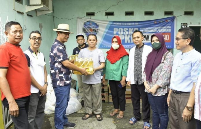 FOTO: Ketua Ikatan Alumni (Ika) Universitas Hasanuddin (Unhas) Dr Amran Sulaiman (Topi Koboi), Bantu korban kebakaran yang menimpa 13 kepala keluarga di Pandang II, Kelurahan Pandang, Kecamatan Panakkukang, Minggu 17 April 2022. (Ist)