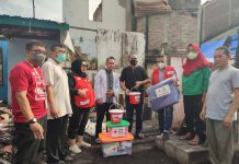 PMI Gandeng IDI Peduli Korban Kebakaran Kelurahan Pandang FOTO: Ketua Palang Merah Indonesia (PMI) Kota Makassar DR Syamsu Rizal MI di dampingi dr Wachyudi Muchsin SH MKes Humas IDI Kota makassar dan relawan PMI Kota Makassar saat mengunjungi korban kebakaran di Kelurahan Pandang, Kecamatan Pandang. Minggu, (17/4)