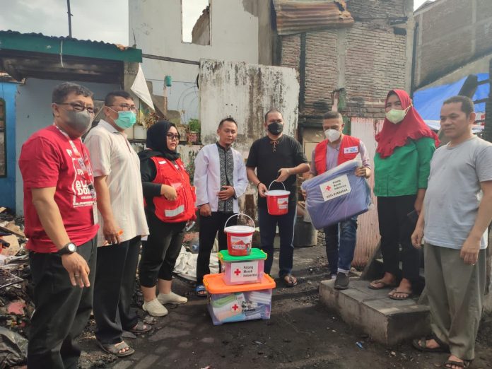 FOTO: Ketua Palang Merah Indonesia (PMI) Kota Makassar DR Syamsu Rizal MI di dampingi dr Wachyudi Muchsin SH MKes Humas IDI Kota makassar dan relawan PMI Kota Makassar saat mengunjungi korban kebakaran di Kelurahan Pandang, Kecamatan Pandang. Minggu, (17/4)