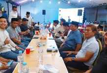 Komunitas RCC Buka Puasa Bersama di Bazar Ramadhan HIPMI Makassar, Rusdin Abdullah: Sangat Membantu UMKM FOTO: Pengusaha Rusdin Abdullah bersama BPC Himpunan Pengusaha Muda Indonesia (HIPMI) dan Komunitas Rudal Cycling Community (RCC) ramai buka puasa dalam bazar Ramadhan di Jalan Nikel Makassar. Minggu, (17/4)