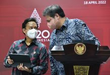 Airlangga: Pemerintah Perbolehkan Anak-Anak dan Remaja Mudik Tanpa Tes COVID-19 FOTO: Menko Ekon Airlangga Hartarto dan Menkes Budi Gunadi Sadikin memberikan keterangan pers usai Ratas Evaluasi PPKM di Istana Merdeka, Jakarta, Senin (18/04/2022). (Foto: Humas Setkab/Agung)