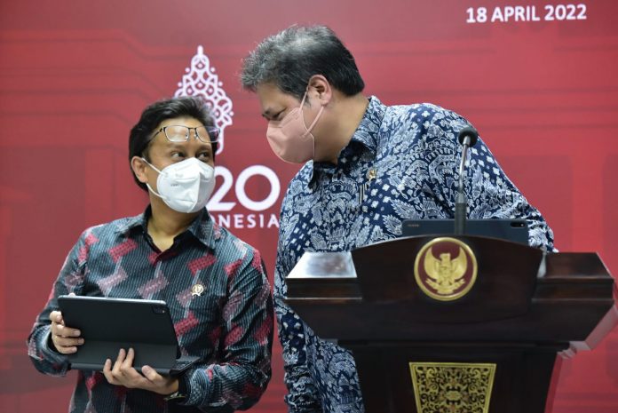 FOTO: Menko Ekon Airlangga Hartarto dan Menkes Budi Gunadi Sadikin memberikan keterangan pers usai Ratas Evaluasi PPKM di Istana Merdeka, Jakarta, Senin (18/04/2022). (Foto: Humas Setkab/Agung)