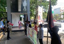 GMB Sulsel Desak Gubernur Cabut MOU HHBK dengan Pemkab Sinjai, Buyung Sebut Sekdis Dishut Tidak Paham FOTO: GMB Sulsel saat aksi didepan kantir gubernur Sulsel terkait pengelolaan hasil hutan bukan kayu (HHBK) yang diduga berdampak pada kerusakan hutan karena tidak sesuai SOP. Senin, (18/4)