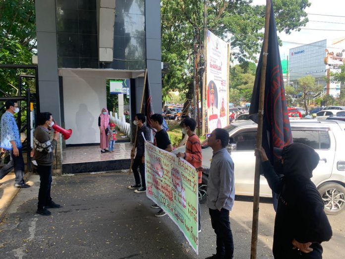 FOTO: GMB Sulsel saat aksi didepan kantir gubernur Sulsel terkait pengelolaan hasil hutan bukan kayu (HHBK) yang diduga berdampak pada kerusakan hutan karena tidak sesuai SOP. Senin, (18/4)