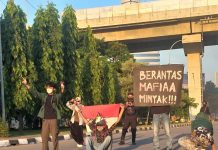 BEM SI Bakal Kembali Menggelar Aksi, Dwiki: Jika Pak Jokowi Tidak Berkomitmen FOTO: Aksi 11 April BEM SI di Makassar berakhir bentrok dengan aparat kepolisian.