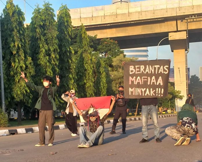 FOTO: Aksi 11 April BEM SI di Makassar berakhir bentrok dengan aparat kepolisian.