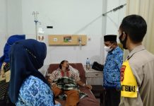 Sakit Parah, Lurah Loka Bantu Warga Perantau Asal Jawa, Asroni: Secara Ekonomi Dia Sudah Tidak Mampu FOTO: Lurah Loka, Asroni Asis, SE bersama staf kelurahan mengujungi Triono yang berbaring lemas di RSUD Bulukumba. Senin, (18/4)
