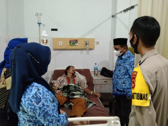 FOTO: Lurah Loka, Asroni Asis, SE bersama staf kelurahan mengujungi Triono yang berbaring lemas di RSUD Bulukumba. Senin, (18/4)