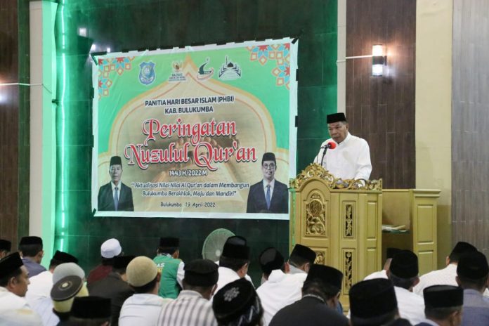 FOTO: Bupati Bulukumba Muchtar Ali Yusuf saat menghadiri peringatan Nuzulul Qur'an di Masjid Islamic Center Dato Tiro, Selasa malam, 19 April 2022.