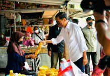 Presiden Kembali Salurkan Bansos Buat Pedangang di Pasar Anom Sumenep FOTO: Presiden Jokowi menyalurkan bansos bagi penerima manfaat dan para pedagang di Pasar Anom, Sumenep, Rabu (20/04/2022). (Foto: BPMI Setpres/Laily Rachev)