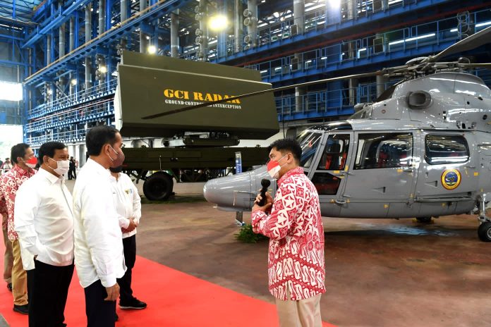 FOTO: Presiden Jokowi meluncurkan Holding dan Program Strategis BUMN Industri Pertahanan Defend ID, Rabu (20/04/2022), di Surabaya. (Foto: BPMI Setpres/Laily Rachev)