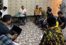 AMPG Makassar Gelar Grebek Sahur dan Bantu Korban Kebakaran Aspol Perintis FOTO: Ketua AMPG Kota Makassar, Andi Suharmika saat melakukan pertemuan dengan sejumlah pengurus AMPG Kota Makassar. Rabu, (19/4/2022) Malam
