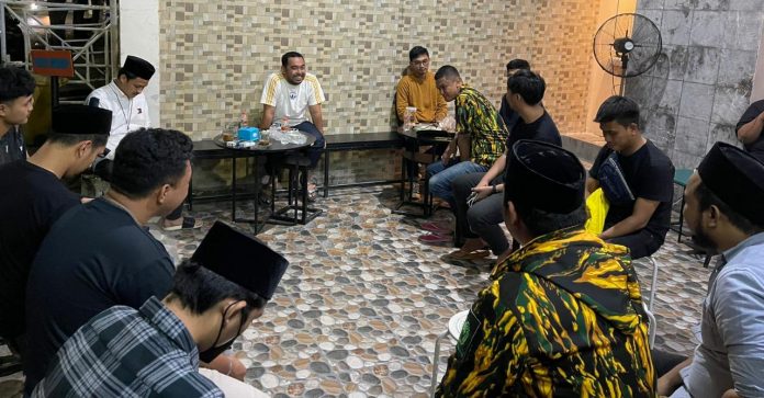 FOTO: Ketua AMPG Kota Makassar, Andi Suharmika saat melakukan pertemuan dengan sejumlah pengurus AMPG Kota Makassar. Rabu, (19/4/2022) Malam