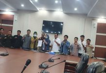 Arsy Jailolo Boyong Pengurus Temui Pimpinan DPRD Sulsel, Bukti HMI Cabang Makassar Kawal Tuntutan Rakyat FOTO: Ketua DPRD Sulsel Andi Ina Kartika Sari saat menerima Arsy Jailol Ketua HMI Cabang Makassar bersama para pengurus.