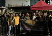 Dini Hari, AMPG Makassar Beri Bantuan Korban Kebakaran Didua Tempat yang Berbeda FOTO: PD AMPG kota Makassar saat memberikan bantuan kepada perwakilan keluarga korban kebakaran Aspol Perintis Jl. Veteran, Kelurahan Mamajang Luar, Kecamatan Mamajang. Kamis, (21/4/2022) dini hari.