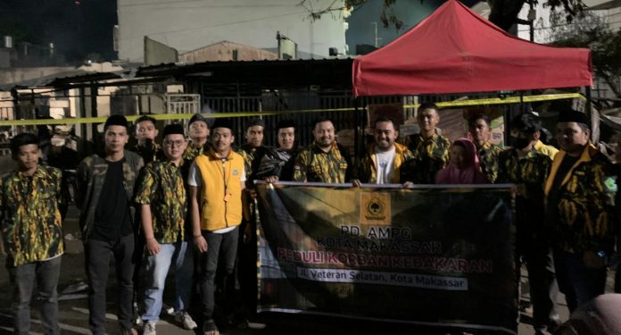 FOTO: PD AMPG kota Makassar saat memberikan bantuan kepada perwakilan keluarga korban kebakaran Aspol Perintis Jl. Veteran, Kelurahan Mamajang Luar, Kecamatan Mamajang. Kamis, (21/4/2022) dini hari.