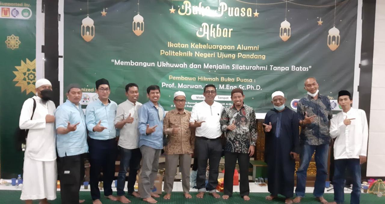 FOTO BERSAMA. Ketua Umum IKA PNUP, Andi Rais Petta Paladeng, foto bersama sejumlah alumni PNUP di sela-sela buka puasa bersama IKA PNUP di Masjid Ulil Al-Baab Kampus 1 PNUP, Tamalanrea, Kota Makassar, Kamis (21/4/2022).