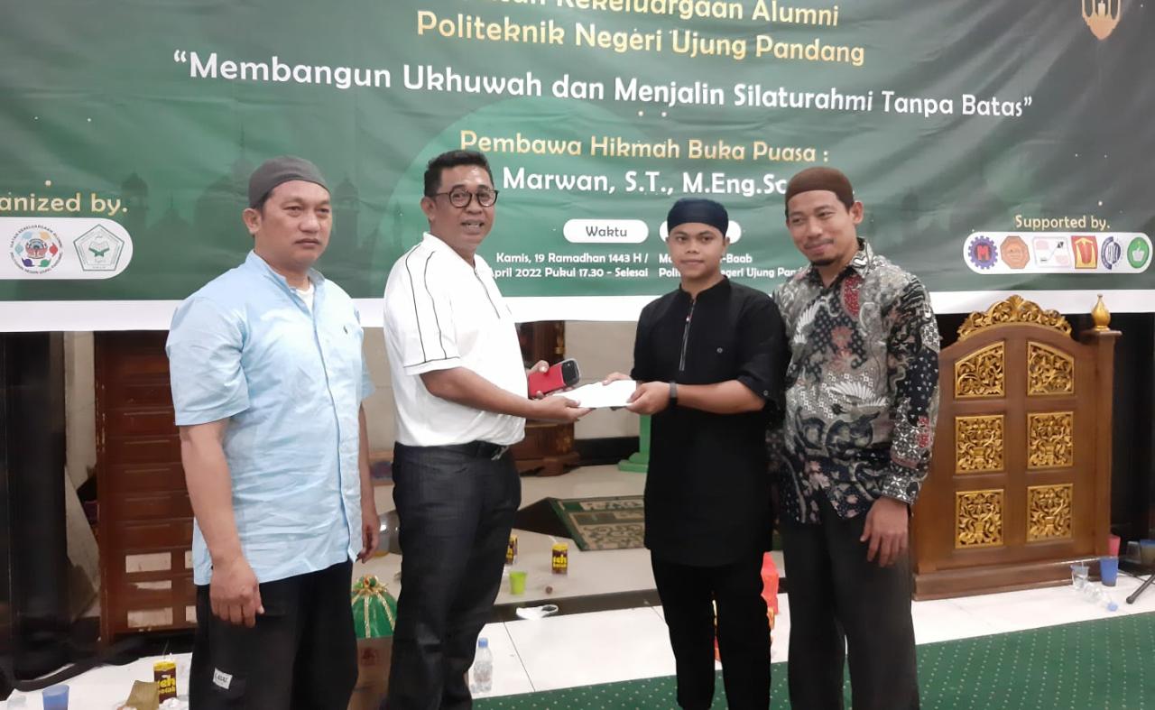 FOTO: PENYERAHAN BANTUAN. Ketua Umum IKA PNUP, Andi Rais Petta Paladeng, menyerahkan bantuan dana untuk pembangunan Masjid Ulil Al-Baab Kampus 1 PNUP di sela-sela buka puasa bersama IKA PNUP di Masjid Ulil Al-Baab Kampus 1 PNUP, Tamalanrea, Kota Makassar, Kamis (21/4/2022).