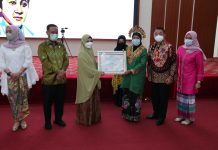 Nuraeni Ibu Asal Kota Makassar Dapat Penghargaan OASE di Hari Kartini FOTO: Kepala Dinas Pemberdayaan Perempuan dan Perlindungan Anak (DPPPA) Kota Makassar, Achi Soleman saat memberikan penghargaan kepada Nuraeni ketua Shelter